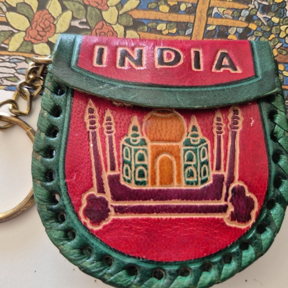 Taj MAHAL MADE IN INDIA COINPURSE/ KEYCHAIN IN RED AND GREEN LEATHER - Picture 1 of 9